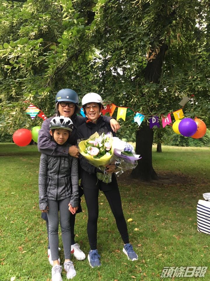 吳君如一家三口。